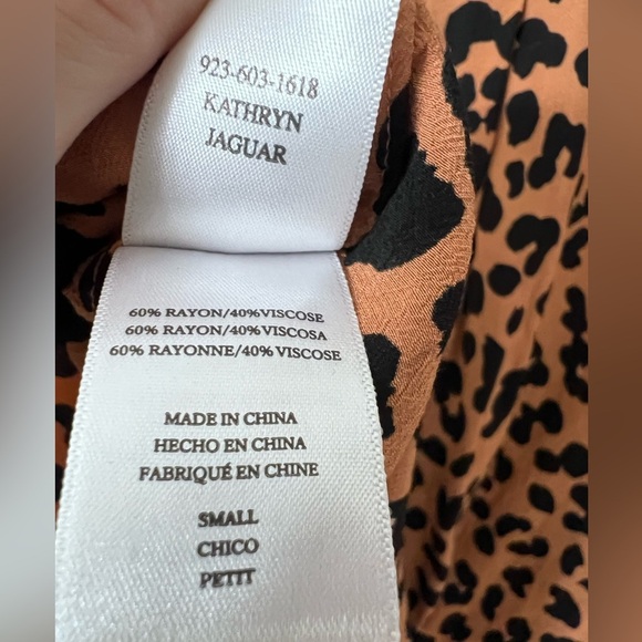 Rails Kathryn Jaguar Print Blouse Button Down Women's Sz Small - Picture 8 of 9